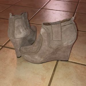 Wedged ankle boots